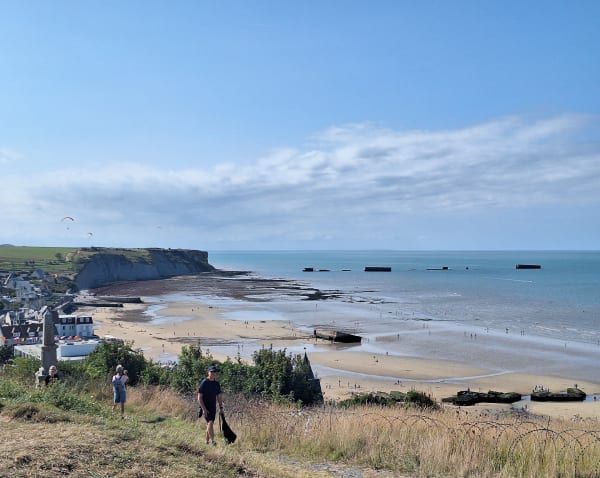 Sur les plages du Débarquement et lourd passé - Asnelles - 1