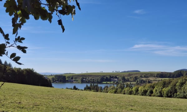 Découverte du Lac de Saint-Front et massif du Mézenc en fond - lucie - 1