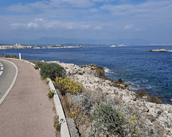 Du port d'Antibes à la gare de Juan les Pins. - Céline - 1