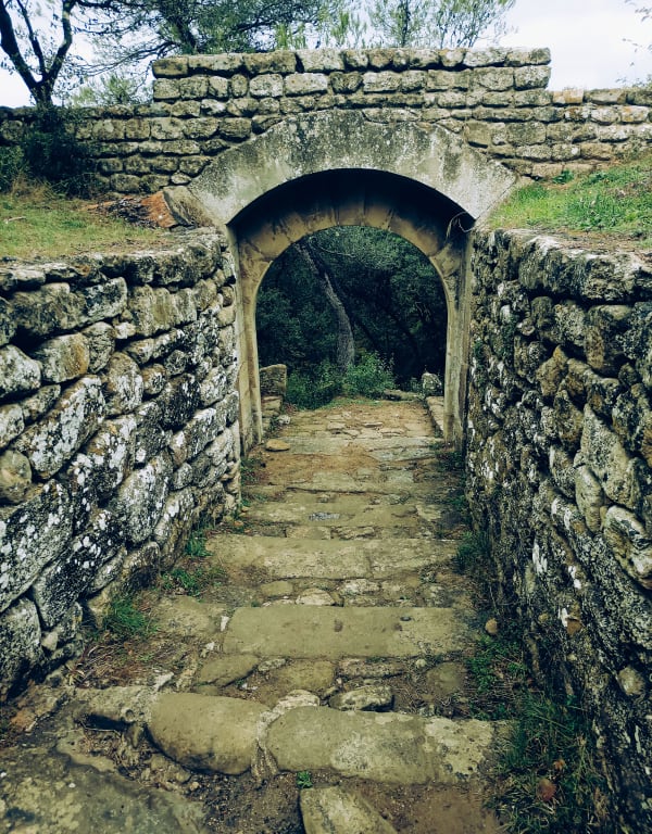Grotten van Calès vanuit het dorp Lamanon - Patrice - 1