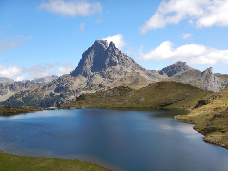 Randonnée aux lacs d'Ayous : lac et vue sur le pic du Midi d'Ossau