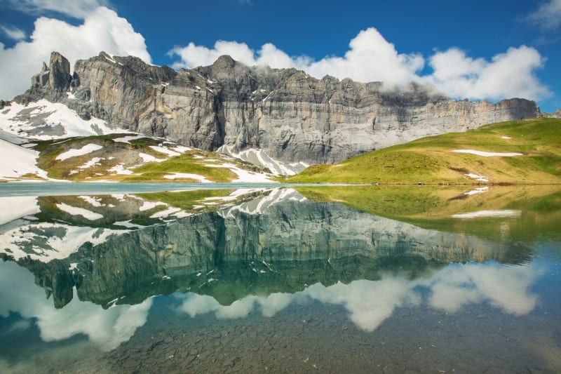 Lac d'Anterne reflétant le massif des Fiz