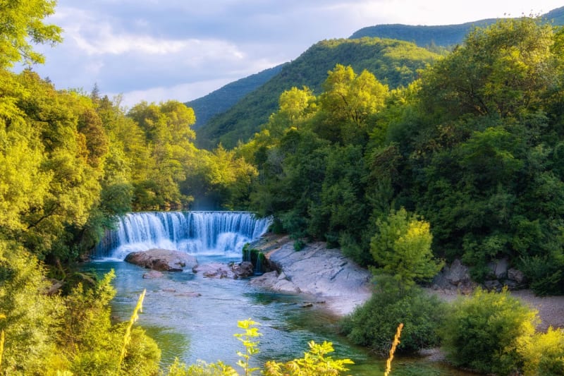 La cascade de la Vis coulant à Saint-Laurent-le-Minier, dans le Gard