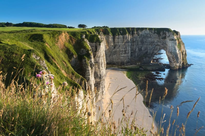 Randonnée Etretat : vue sur les falaises plongeant dans la mer depuis le sentier de randonnée