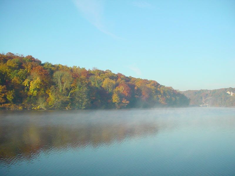 Le lac de Rabodanges dans l'Orne et les reflets de sa forêt