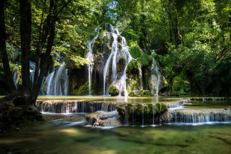 Randonnée à la cascade des tufs : vue sur la cascade entourée de verdure