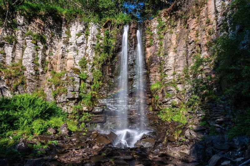 Cascade Auvergne : vue sur une superbe cascade sur des falaises, en randonnée