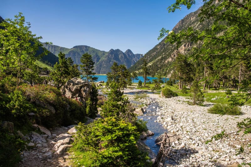 Randonnée au lac de Gaube : arrivée au lac entouré de hauts sommets des Pyrénées