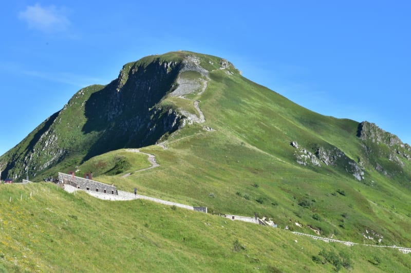 Randonnée puy Mary : mont verdoyant et chemin qui serpente