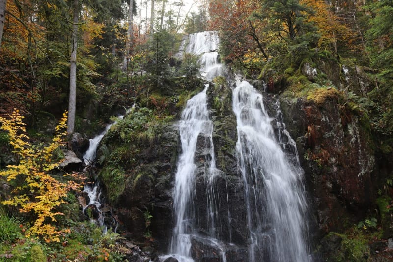 La grande cascade de Tendon dans les Vosges en automne