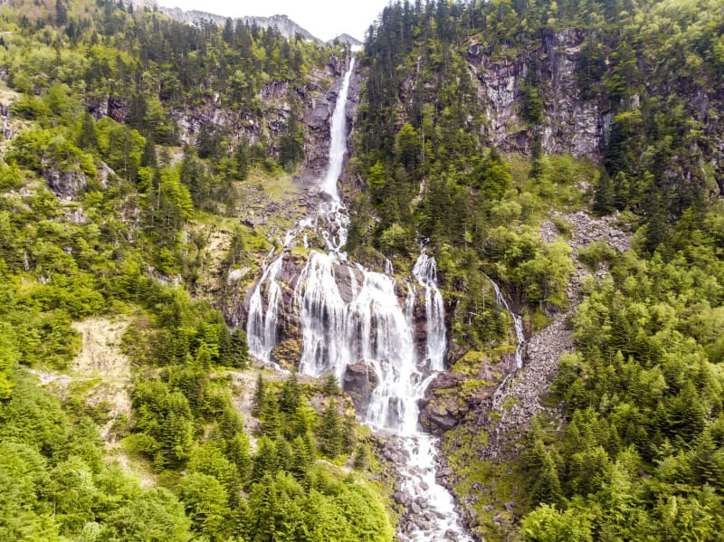 Randonnée cascade d'Ars : chute d'eau dégringolant de la falaise végétalisée