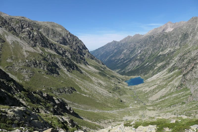 Randonnée Lac d'Estom : vue sur le lac et sur la vallée du Lutour en été