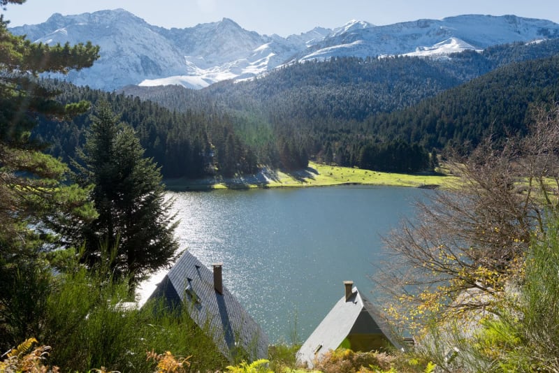 Le lac de Payolle et ses chalets au premier plan