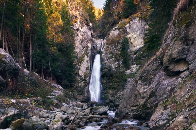 La cascade du Dard en Haute-Savoie, coule au milieu des conifères