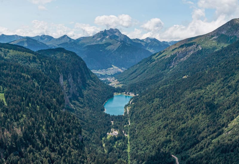 Le lac de Montriond vu du ciel et son ancien cirque glaciaire