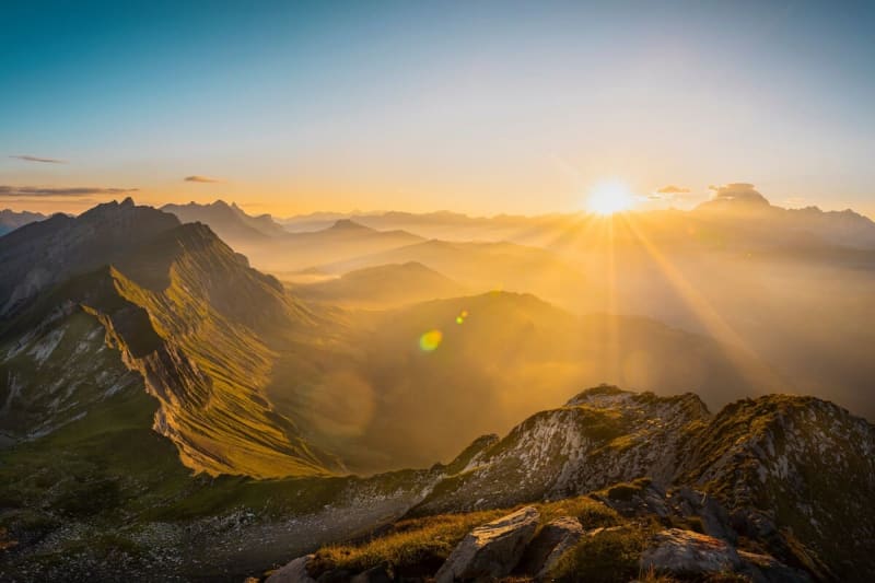 Randonnée mont Charvin : vue du sommet du mont Charvin sur la chaîne des Aravis au lever du soleil