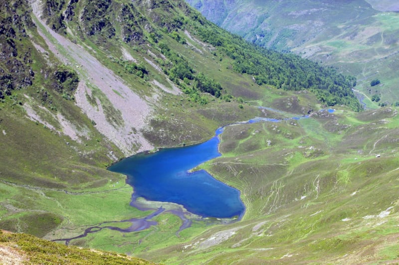 Randonnée lac d'Isaby : vue aérienne d'une étendue d'eau entourée de verdure