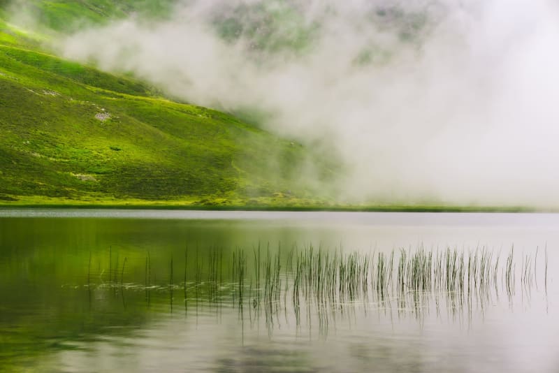 Randonnée lac d'Isaby : étendue d'eau et brouillard au-dessus
