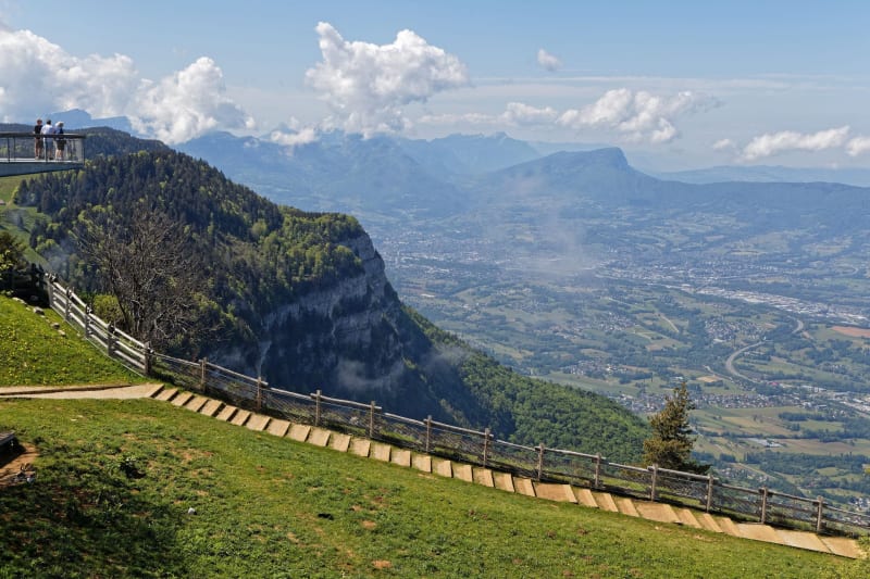 Randonnée belvédère mont Revard : vue sur la vallée d'une montagne verdoyante