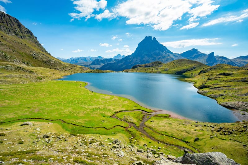 Randonnée lacs d'Ayous : étendue d'eau bleue entourée d'herbe et de montagnes