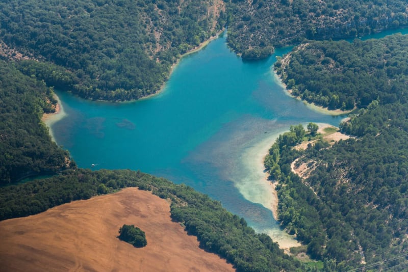 Randonnée lac de Montpezat : étendue d'eau turquoise au milieu des arbres