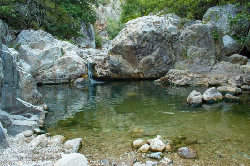 Randonnée gorges d'Héric : eau transparente entourée de blocs de roche