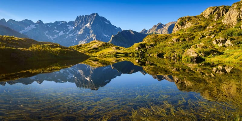 Randonnée lac du Lauzon : étendue d'eau avec reflet montagne