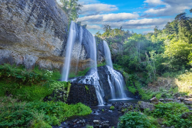 Randonnée cascade de la Beaume : eau chutant sur roche, entourée de végétation