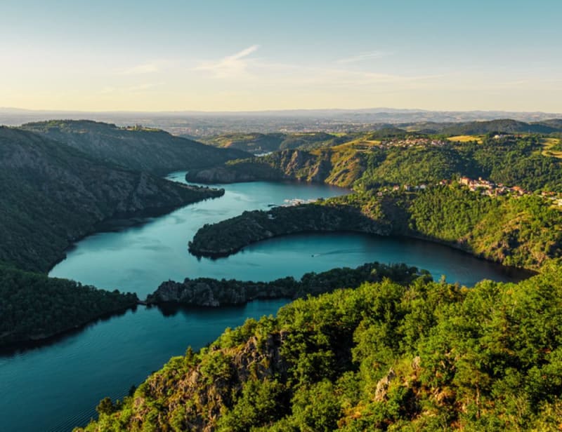 Vue sur le fleuve de la Loire qui serpente entre les gorges.