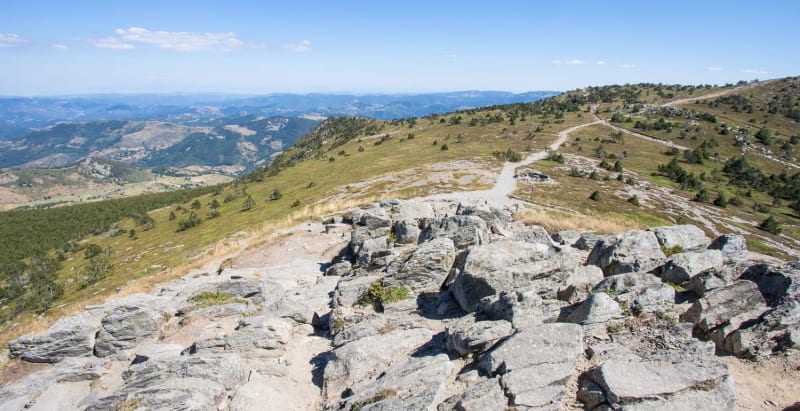 Randonnée mont Mézenc : vue du sommet sur la ligne de crète entre les deux dômes