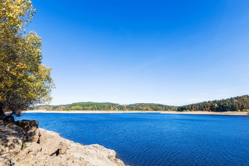 Photo du lac de Lavalette en été depuis la berge.