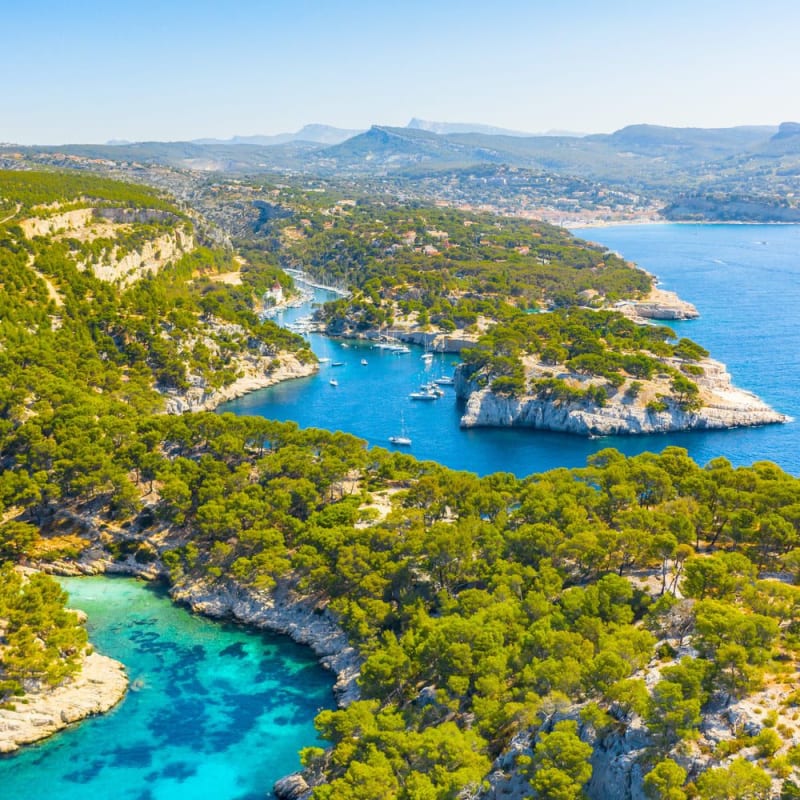 Randonnée calanque de Port-Pin : vue aérienne falaises, pins et mer turquoise