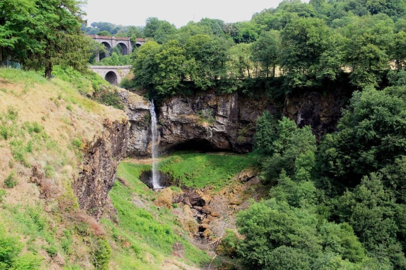 Randonnée cascade de Salins : forêt et roche avec chute d'eau au fond