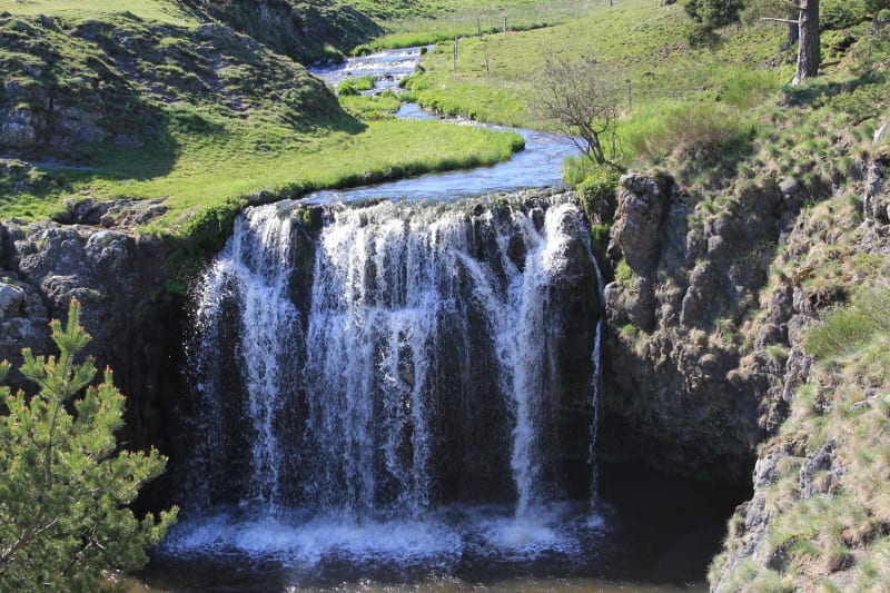 Vue sur la cascade des Veyrines en plein coeur du Cantal.