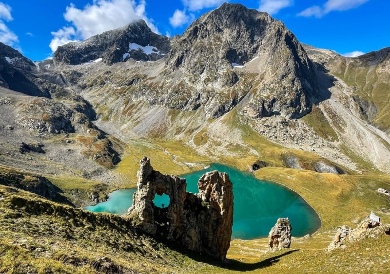 Vue panoramique sur le lac de la Muzelle et la roche Percée dans le massif des Écrins.