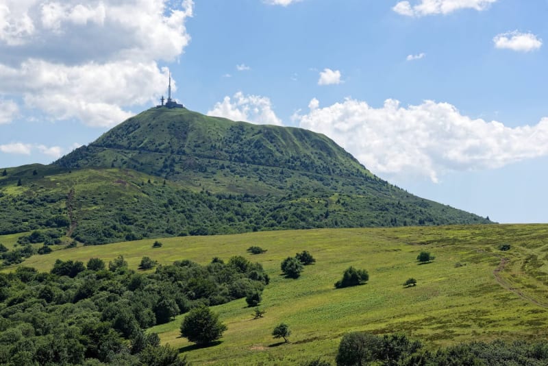 Randonnée chemin des Muletiers : paysage verdoyant au pied du puy de Dôme