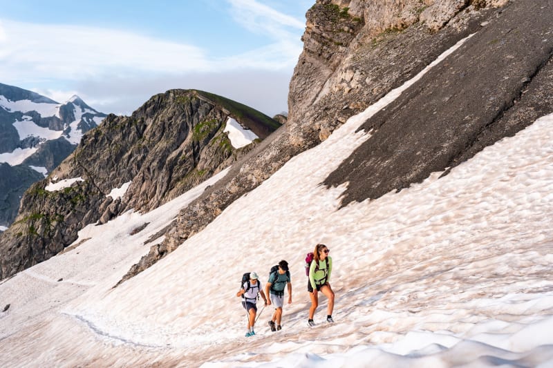 Randonnée mont Buet : 3 randonneurs sur un sentier enneigé