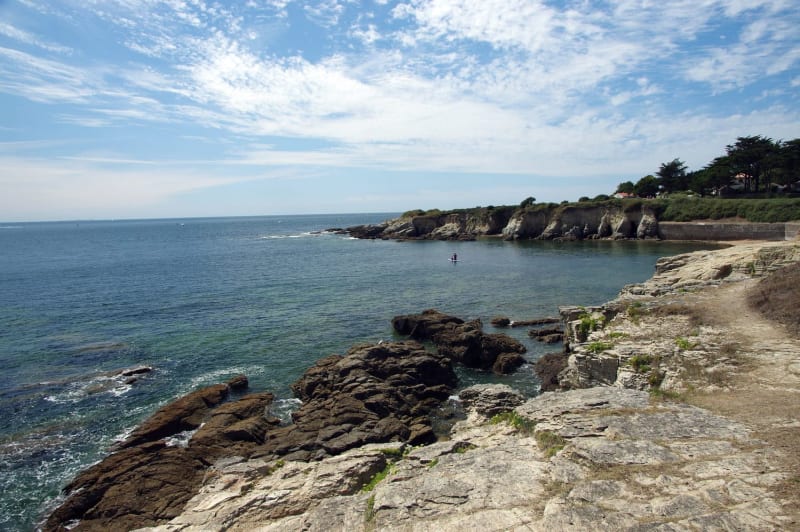 Randonnée pointe Saint-Gildas : rochers clairs et foncés au bord de l'océan bleu