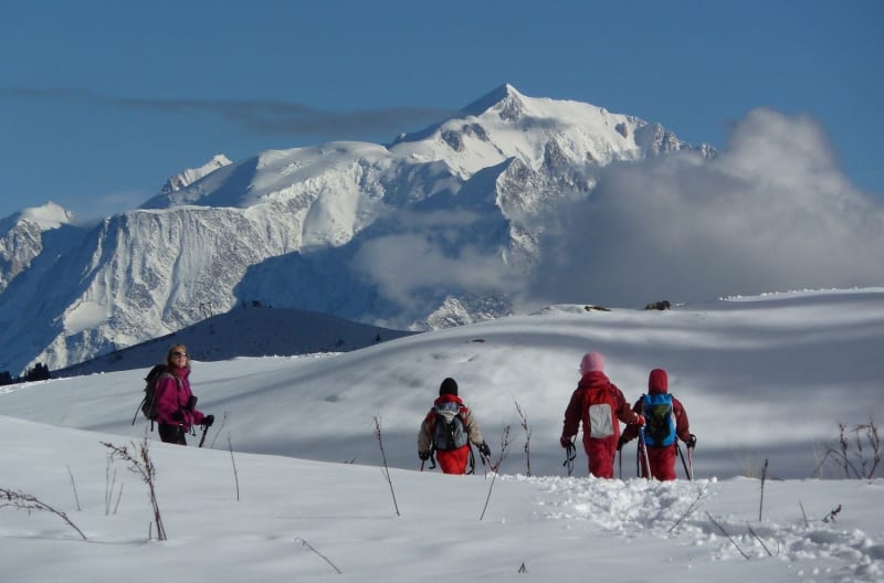 Randonneurs en raquettes dans le domaine de la Clusaz.