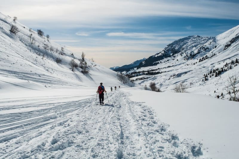 Randonnée en raquettes dans le massif des Aravis en Haute-Savoie.