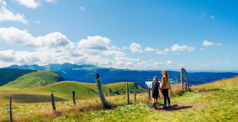 Randonnée Clermont-Ferrand : mère et son fils regardant les paysages volcaniques d'Auvergne