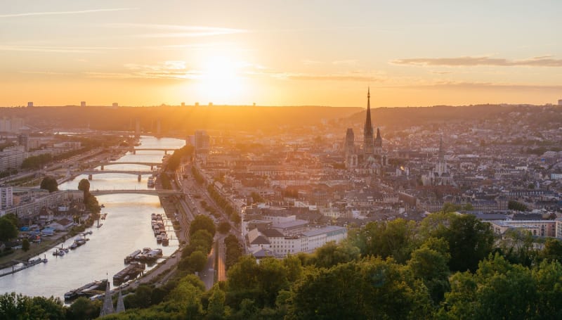 Panorama de la ville de Rouen, ses quais en bord de Seine et ses espaces verts pour la randonnée.