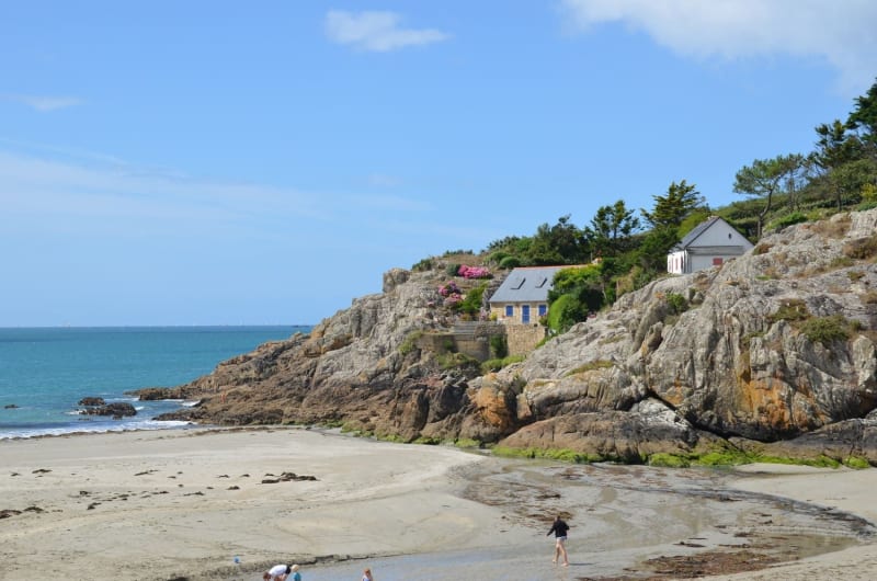 Randonnée Anse de Rospico : vue sur la plage et la mer, avec deux maisons sur les rochers