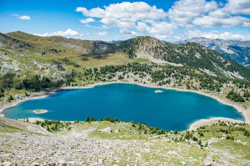 Vue panoramique sur le lac d'Allos dans le parc national du Mercantour.