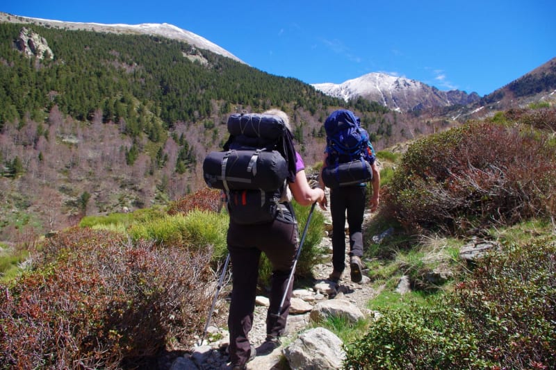 Randonneurs marchant dans le massif du Canigou.