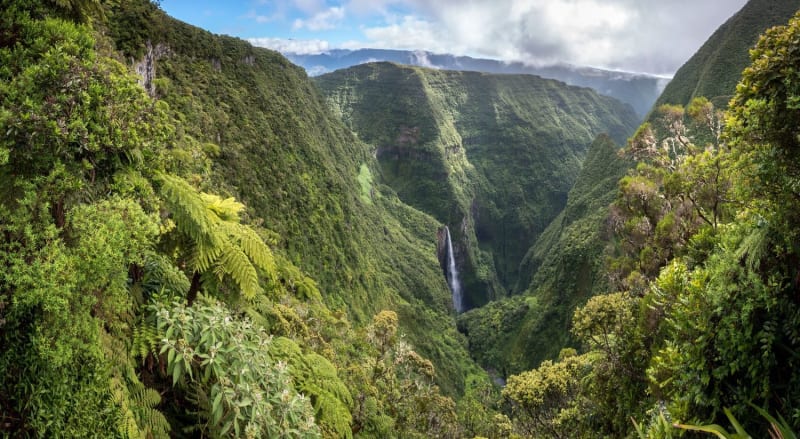 Randonnée Trou de Fer : montagnes verdoyantes et canyon avec chute d'eau au fond
