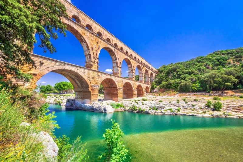 Randonnée Gard : eau turquoise sous aqueduc en pierre