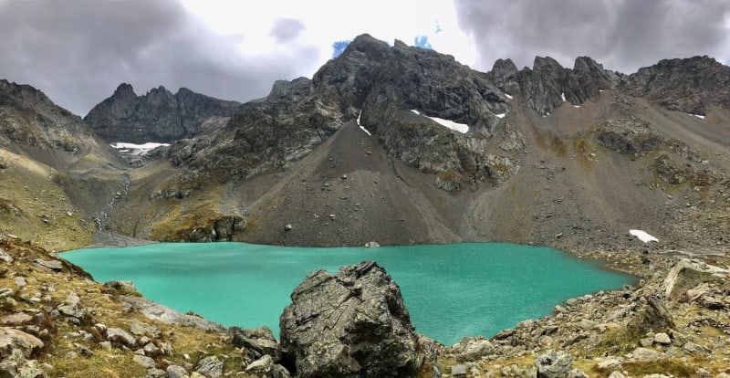 Randonnée lac Blanc de Belledonne : étendue d'eau turquoise au pied de montagnes caillouteuses
