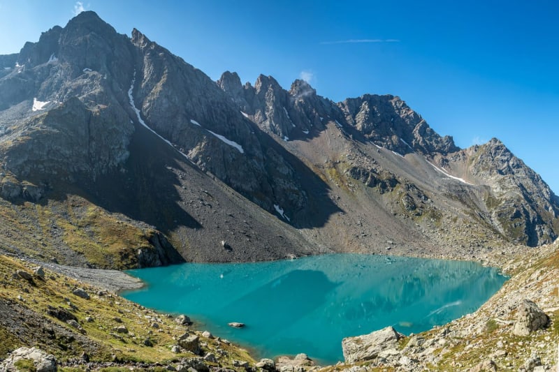Randonnée lac Blanc de Belledonne : étendue d'eau turquoise entourée de montagnes