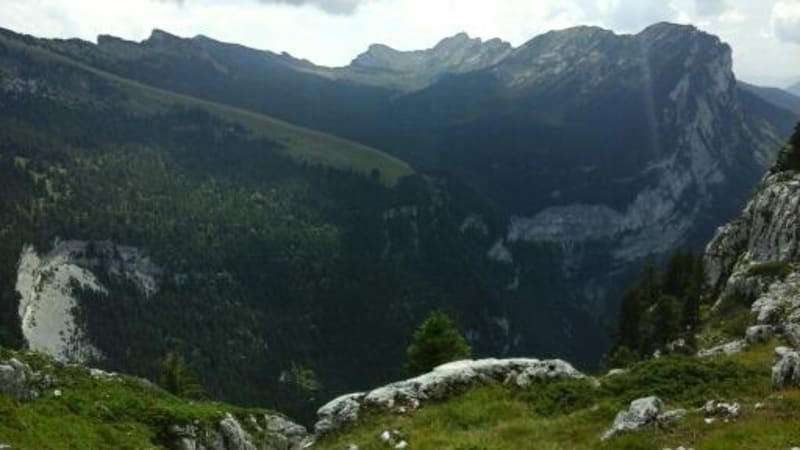 Ambiance aérienne sur la sangle de Fouda Blanc et cirque exceptionnel - Saint-Même-d'en-Haut